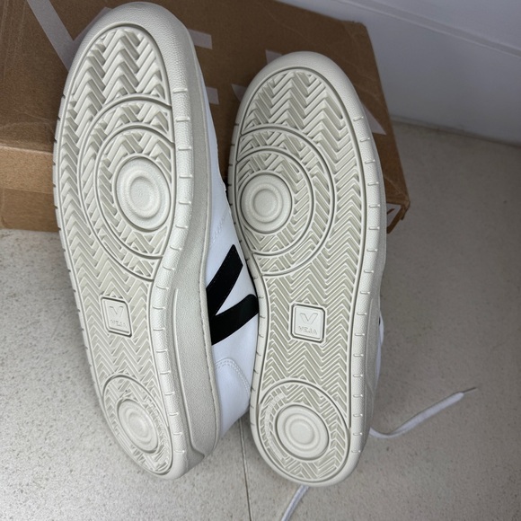 NIB VEJA V-10 Men’s Lace Up Sneakers in White/Black - Size 11.5 - Picture 6 of 9